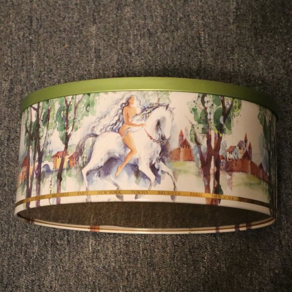 Oval Shaped Tin Godiva Chocolatier 2006 Measuring 9 3/8" x 6 7/8" x 4 3/16" - Picture 4 of 9